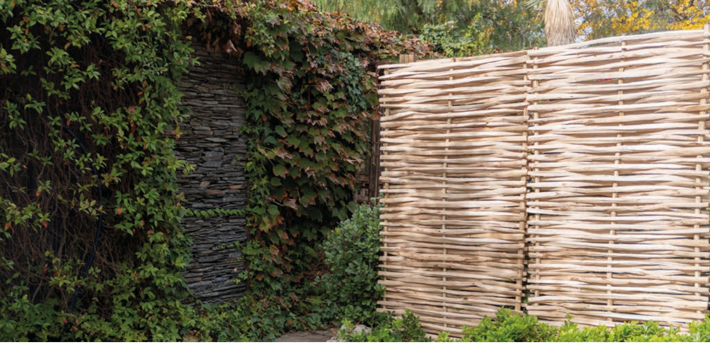 Panneau tressé en bois naturel (noisetier), habillage de clôture et brise-vue de jardin.