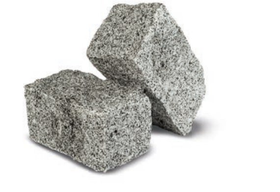 Pavé en granit gris, finition éclatée, deux pièces posées côte à côte.