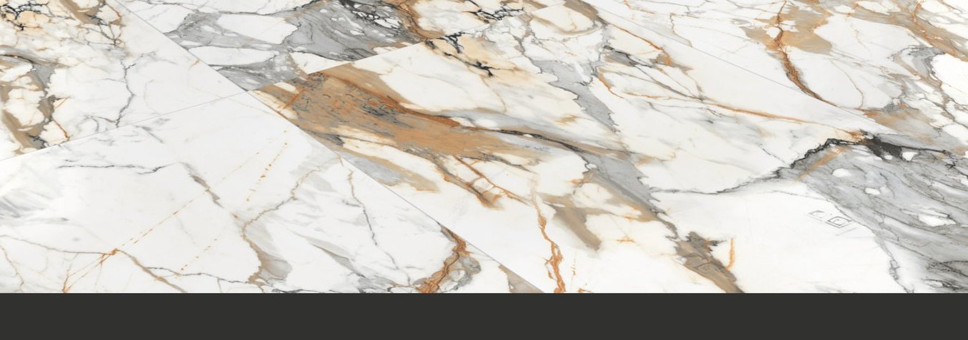 Gros plan sur le veinage doré d'un carrelage effet marbre grand format, World Export & Co.