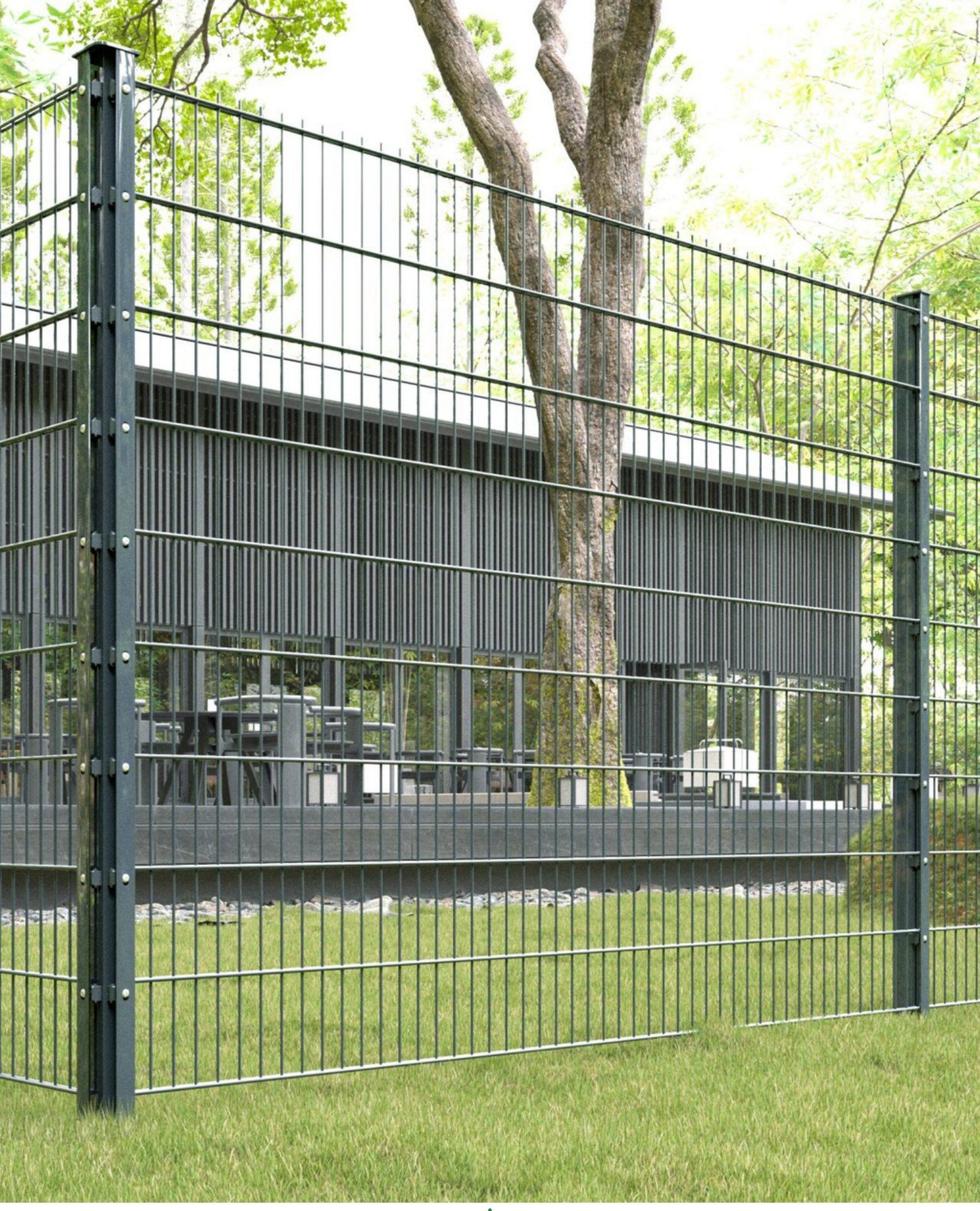 Panneau Double Fil en clôture de terrain arboré, vue sur bâtiment.
