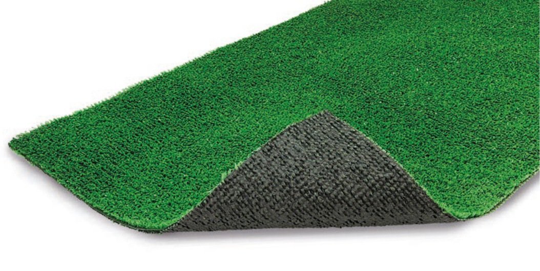 Échantillon de gazon synthétique compact replié, fibres courtes bouclées, usage tapis/aménagement sur mesure.