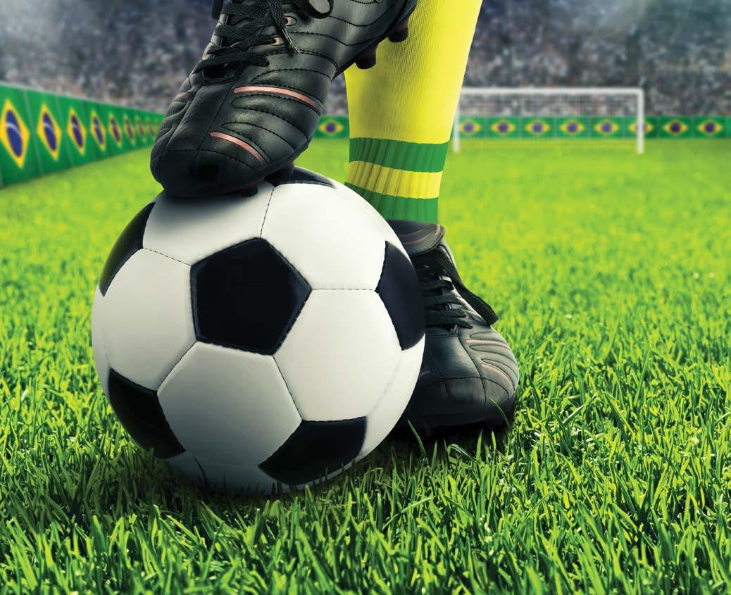 Vue aérienne d'un terrain de football en gazon synthétique multisport, entouré de gradins.