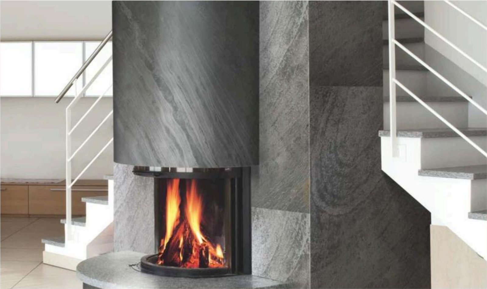Cheminée et cage d'escalier habillées en pierre fine Platinum et Metal Frost, gris anthracite.