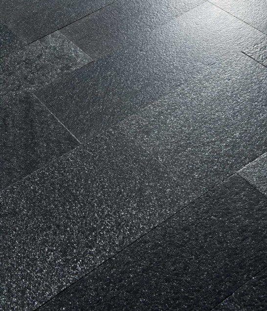 Sol en quartzite indien Black Galaxy, fini flammé et brossé, noir pailleté.