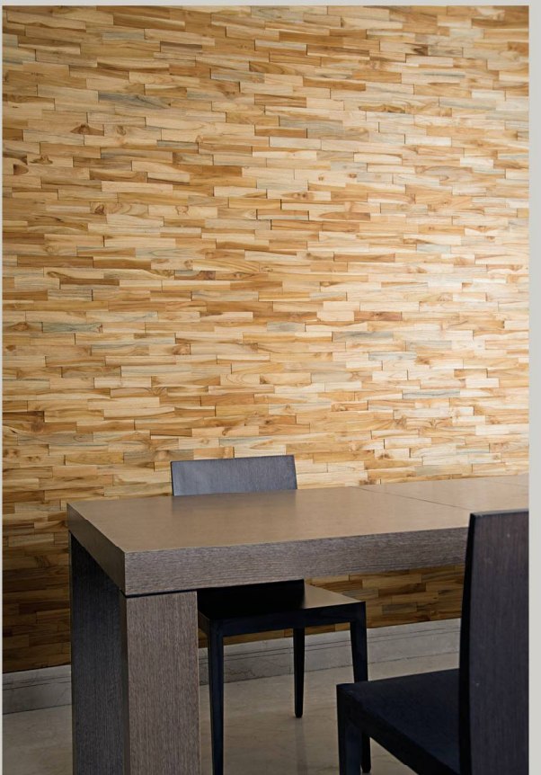 Mur intérieur habillé du panneau bois Amber, teck naturel, texture linéaire.