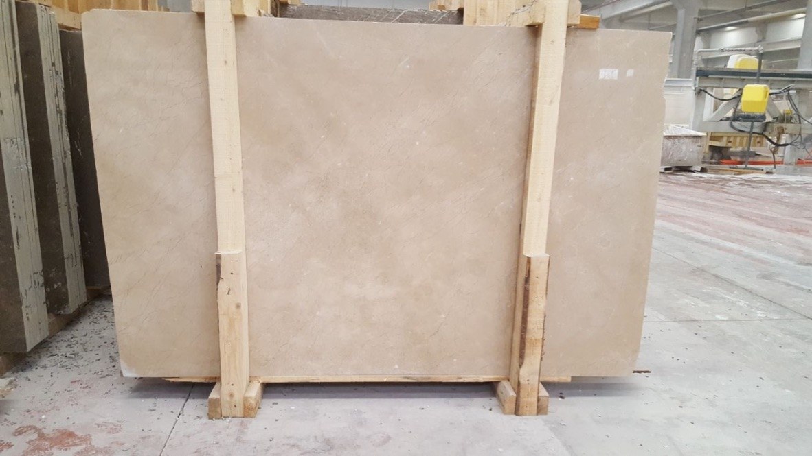 Dalle de marbre clair beige/crème, veinage subtil, fini poli.