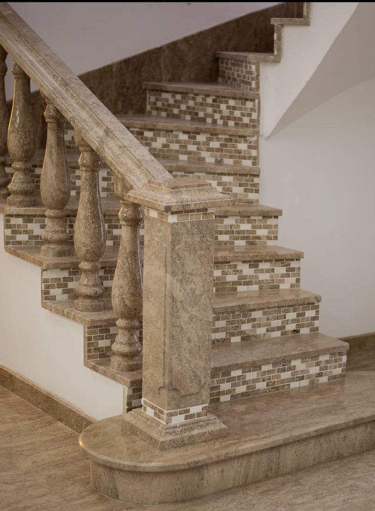 Escalier intérieur et balustrade en pierre naturelle, marches et colonnes tournées.