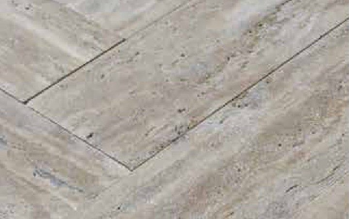 Sol en travertin Vein Cut posé en chevron (motif Croix), World Export & Co.